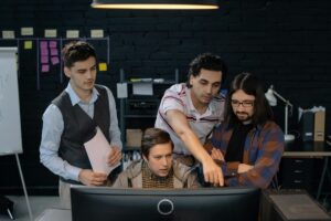 [Gambar: Tim pengembang profesional di Bali mengerjakan dashboard analitik – alt text: CV pengembangan perangkat lunak Bali dan pembuatan sistem monitoring performa bisnis]